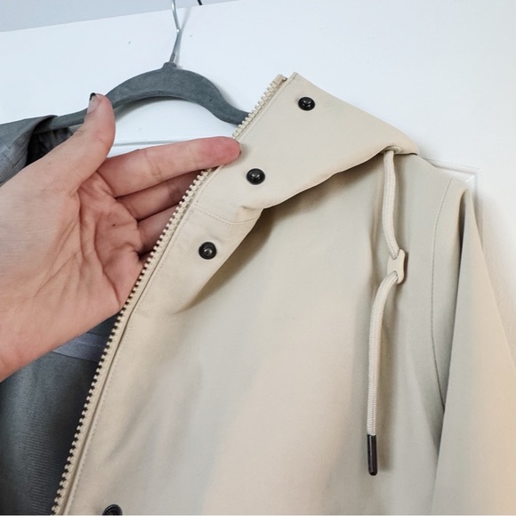 NWT Vuori Women's Tuuli Rain Jacket - Bone - Picture 11 of 13